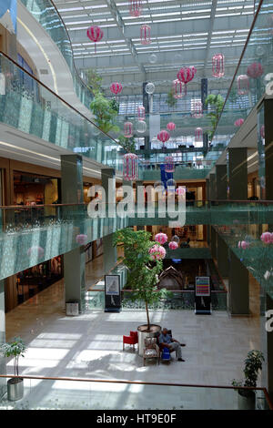 Shopping Mall in edificio di zaffiro, Istanbul, Turchia Foto Stock