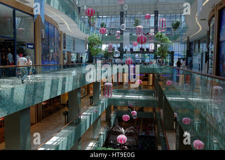 Shopping Mall in edificio di zaffiro, Istanbul, Turchia Foto Stock