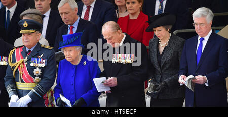 PABEST Capo della difesa personale AIR CHIEF MARSHAL Sir Stuart Peach, la Regina Elisabetta II, duca di Edimburgo, Primo Ministro Theresa Maggio e il Segretario della Difesa di Sir Michael Fallon frequentando un militare ufficioso sul servizio la sfilata delle Guardie a Cavallo a Londra, precedendo l inaugurazione di un monumento nazionale di onorare le forze armate e i civili che hanno servito il loro paese durante la guerra del Golfo e dei conflitti in Iraq e in Afghanistan. Foto Stock