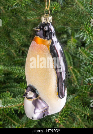 Pallina di natale appeso a un albero a forma di un simpatico pinguino e pulcino Foto Stock