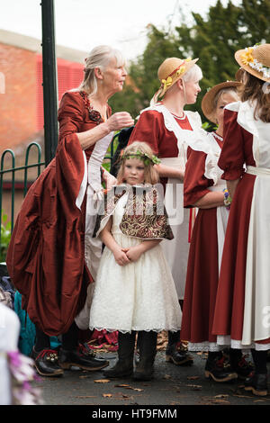 Bridesmaids ottenere pronto fotografato attraverso una finestra Foto Stock