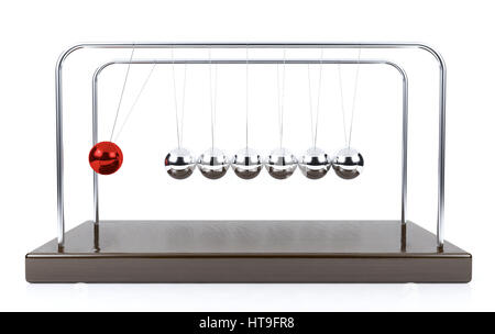 Sfera di bilanciamento di Newton pendolo culla isolati su sfondo bianco Foto Stock