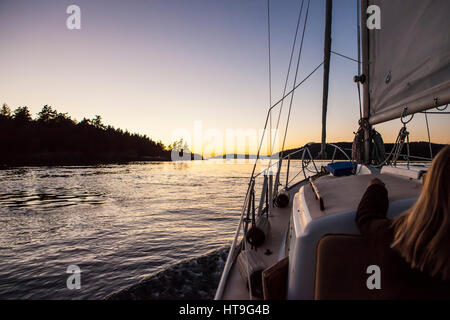 Tramonto in San Juan Islands da una barca a vela nei pressi di Orcas Island, Washington Foto Stock