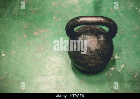 Vintage di ferro arrugginiti dumbbell su uno sfondo verde Foto Stock