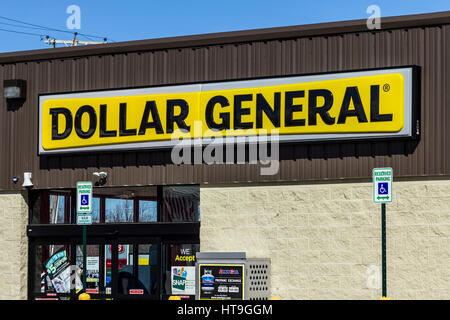 Muncie - Circa nel marzo 2017: dollaro dettaglio generale posizione. Dollar generale è un Small-Box rivenditori discount VI Foto Stock