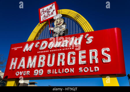 Muncie - Circa nel marzo 2017: Legacy hamburger di McDonald's Sign con Speedee. Questo segno è stato installato nel 1956 e restaurata nel 2013 IX Foto Stock