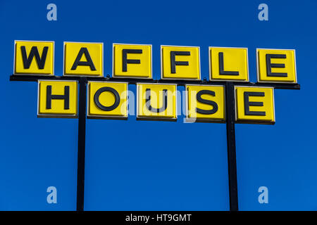 Muncie - Circa nel marzo 2017: digital signage e Logo del Sud iconico Ristorante della Catena Waffle House. Waffle House è stata fondata nel 1955 HO Foto Stock