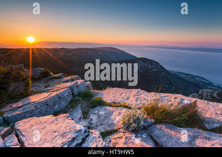 Alba dalla vetta rocciosa di Vidova Gora sull'isola di Brac. Mare Adriatico. Croazia. Europa. Foto Stock
