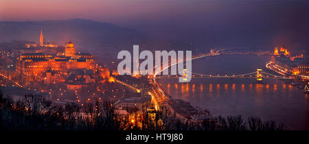 Il calare della notte a Budapest, Ungheria. Vista dalla collina Gellert e Cittadella castello, sul lato di Buda. Foto Stock