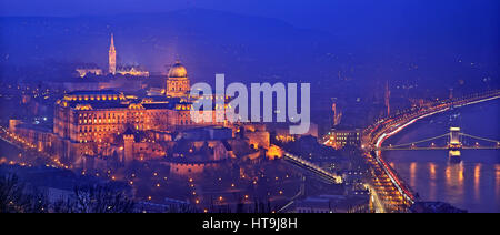 Vista del Palazzo Reale, la Collina del Castello (Varhegy) e la catena di Széchenyi ponte dal Colle Gellert Budapest, Ungheria. Foto Stock