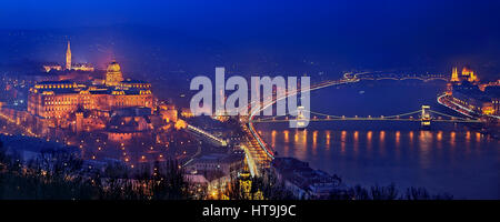 Il calare della notte a Budapest, Ungheria. Vista dalla collina Gellert e Cittadella castello, sul lato di Buda. Foto Stock