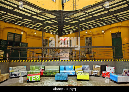 In cibo Carrello Udvar, una piscina street food court, al quartiere Ferencvaros (Distretto 9), Budapest, Ungheria Foto Stock