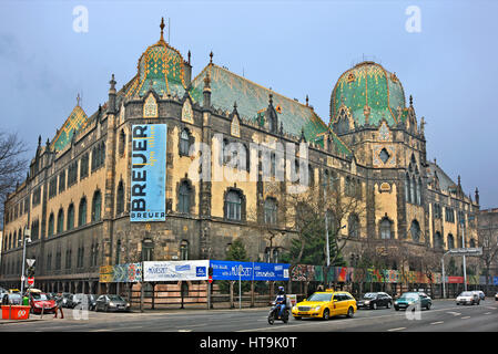 Il Museo di Arti Applicate (architetto: Ödön Lechner) e il suo splendido tetto con famose piastrelle Zsolnay. Budapest, Ungheria Foto Stock