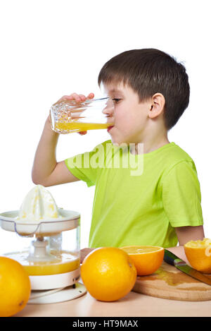 Ragazzo beve succo di arancio bianco isolato Foto Stock
