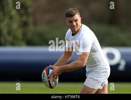 L'Inghilterra del George Ford durante una sessione di formazione a Pennyhill Park, Bagshot. Foto Stock