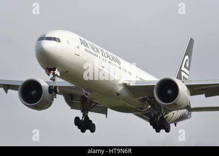 Air New Zealand Boeing 777-300 zk-okp atterraggio all'aeroporto Heathrow di Londra, Regno Unito Foto Stock