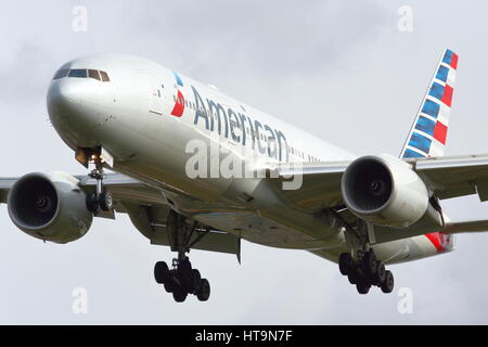 American Airlines Boeing 777-200 n756am atterraggio all'aeroporto Heathrow di Londra, Regno Unito Foto Stock