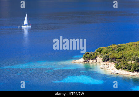 Yachts off Thilia isola, Meganisi, Grecia Foto Stock