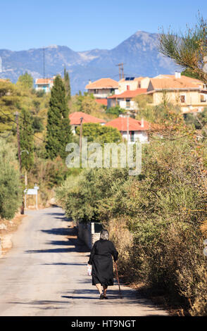 Old Lady in nero, spartochori, Meganisi, Grecia Foto Stock