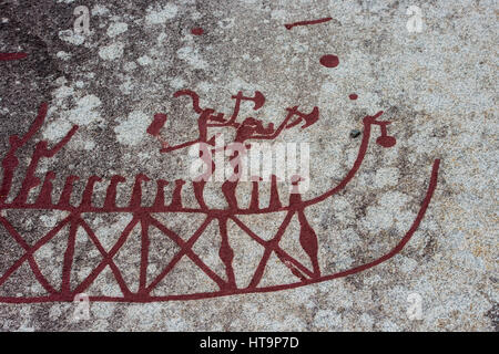 Famoso rockcarvings su rocce piatte, macinate dal ghiaccio, in TanumSweden Foto Stock