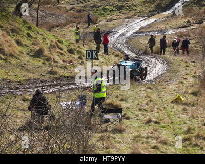 Un vintage Austin Ulster lotte per il montaggio di una banca fangoso in legno di Clough, Derbyshire presso la John Harris Trial evento organizzato da VSCC Foto Stock