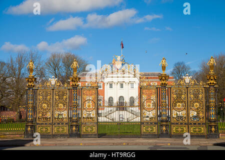 Warrington Town Hall Golden Gates Foto Stock