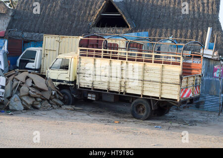 Due carri bestiame parcheggiare lungo la strada di Nairobi a Mombasa in Kenya Foto Stock