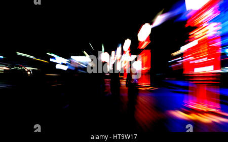 La gente camminare sulla strada con motion blur e gli effetti di zoom. Lo spazio negativo. Foto Stock