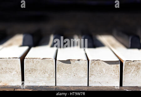 Chiudere i vecchi tasti di pianoforte. Foto Stock