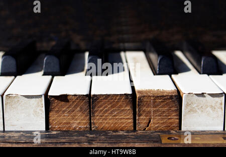 In prossimità di vecchie rotte tastiera di pianoforte. Tasti di pianoforte. Foto Stock