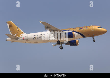 Dubai EMIRATI ARABI UNITI/Marzo 9, 2017: Airbus A320 da Gulf Air atterraggio all'Aeroporto di Dubai. Foto Stock