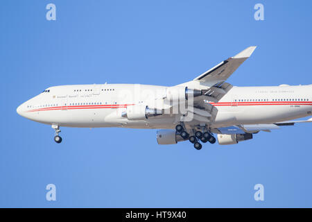 Dubai EMIRATI ARABI UNITI/Marzo 9, 2017: Boeing 747 dal Fly Dubai atterraggio all'Aeroporto di Dubai. Foto Stock