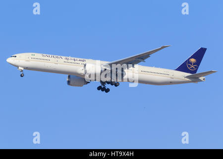 Dubai EMIRATI ARABI UNITI/Marzo 9, 2017: Boeing 777 dall Arabia atterraggio all'Aeroporto di Dubai. Foto Stock