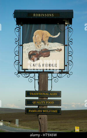 Il Cat & Fiddle Pub sulla A537 nel Parco Nazionale di Peak District Foto Stock