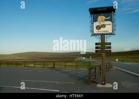 Il Cat & Fiddle Pub sulla A537 nel Parco Nazionale di Peak District Foto Stock