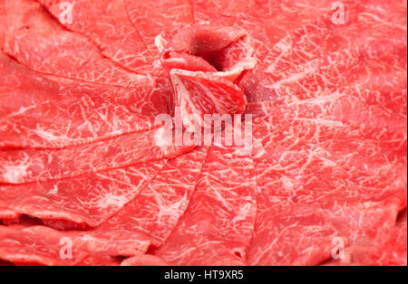 Rosso crudo fetta di manzo per Lo Shabu e Sukiyaki stile giapponese in studio di illuminazione Foto Stock