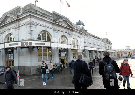 Persone pendolari fuori la stazione centrale di Cardiff in Cardiff City Centre piazza centrale, Wales UK KATHY DEWITT Foto Stock