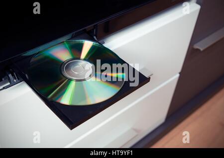 Chiusura del lettore CD o DVD con il disco inserito Foto Stock