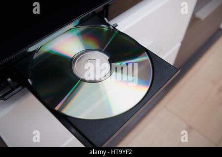 Close up di Blu-ray o DVD player con il disco inserito Foto Stock