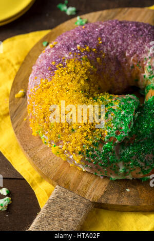 In casa colorata Mardi Gras torta di re per il Martedì Grasso Foto Stock