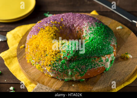 In casa colorata Mardi Gras torta di re per il Martedì Grasso Foto Stock