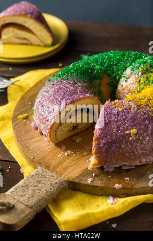 In casa colorata Mardi Gras torta di re per il Martedì Grasso Foto Stock