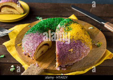 In casa colorata Mardi Gras torta di re per il Martedì Grasso Foto Stock