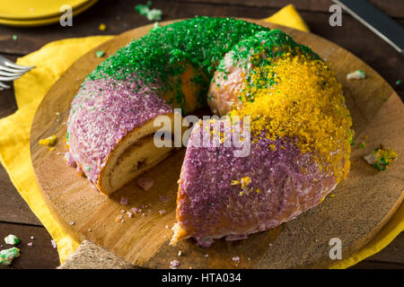 In casa colorata Mardi Gras torta di re per il Martedì Grasso Foto Stock