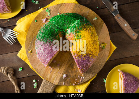 In casa colorata Mardi Gras torta di re per il Martedì Grasso Foto Stock