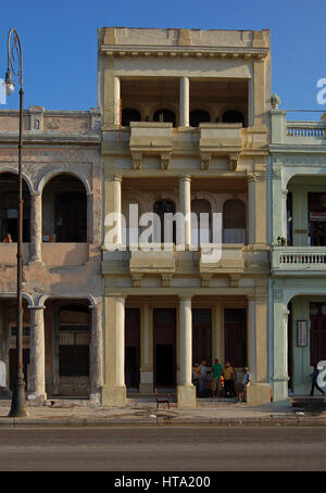 Residence sul lungomare lungo El Malecon, Havana, Cuba Foto Stock