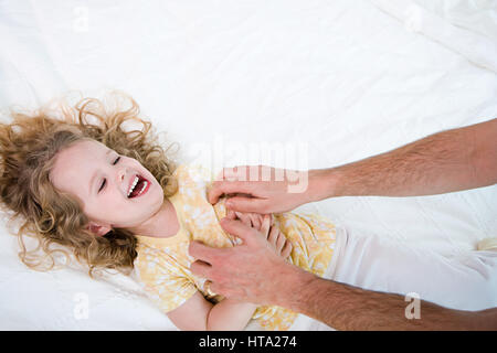 Padre solletica la figlia Foto Stock