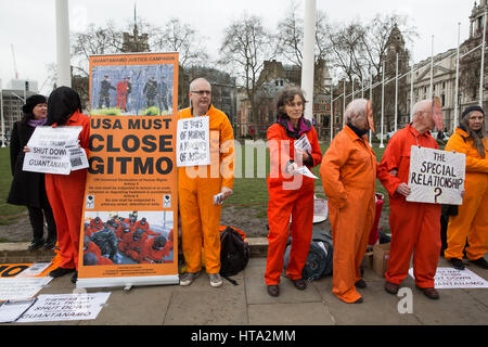 Londra, Regno Unito. 8 Marzo, 2017. Gli attivisti da Guantanamo campagna Giustizia protesta in piazza del Parlamento per chiedere la chiusura degli USA il campo di detenzione dei prigionieri a Guantánamo Bay. Credito: Mark Kerrison/Alamy Live News Foto Stock