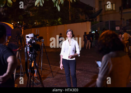 Kuala Lumpur, Malesia. 8 Mar, 2017. BBC TV reporter nella foto durante la gestisce un report TV a al di fuori della Corea del Nord di Embassy il 05 marzo 2017 a Kuala Lumpur, Malesia. La Malaysia ha detto su Marzo 07 che la Corea del Nord ambasciata personale è impedito di lasciare il paese, dopo Pyongyang Corea del Nord vietati tutti i cittadini malesi di lasciare. Credito: Chris Jung/ZUMA filo/Alamy Live News Foto Stock