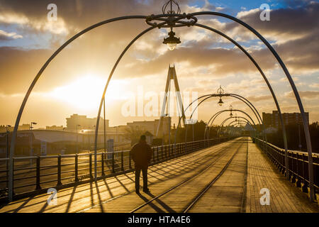 Southport, Merseyside, Regno Unito. 9 Mar, 2017. Meteo. Il burst di sun tramite sul Southports Pier. Una luminosa se blustery per iniziare la giornata con temperature primaverili dovrebbe essere di nuovo in doppia cifra sulla costa ovest. Lungo le magie di sole sono previste per il resto della giornata. Credito: MediaWorldImages/AlamyLiveNews. Foto Stock